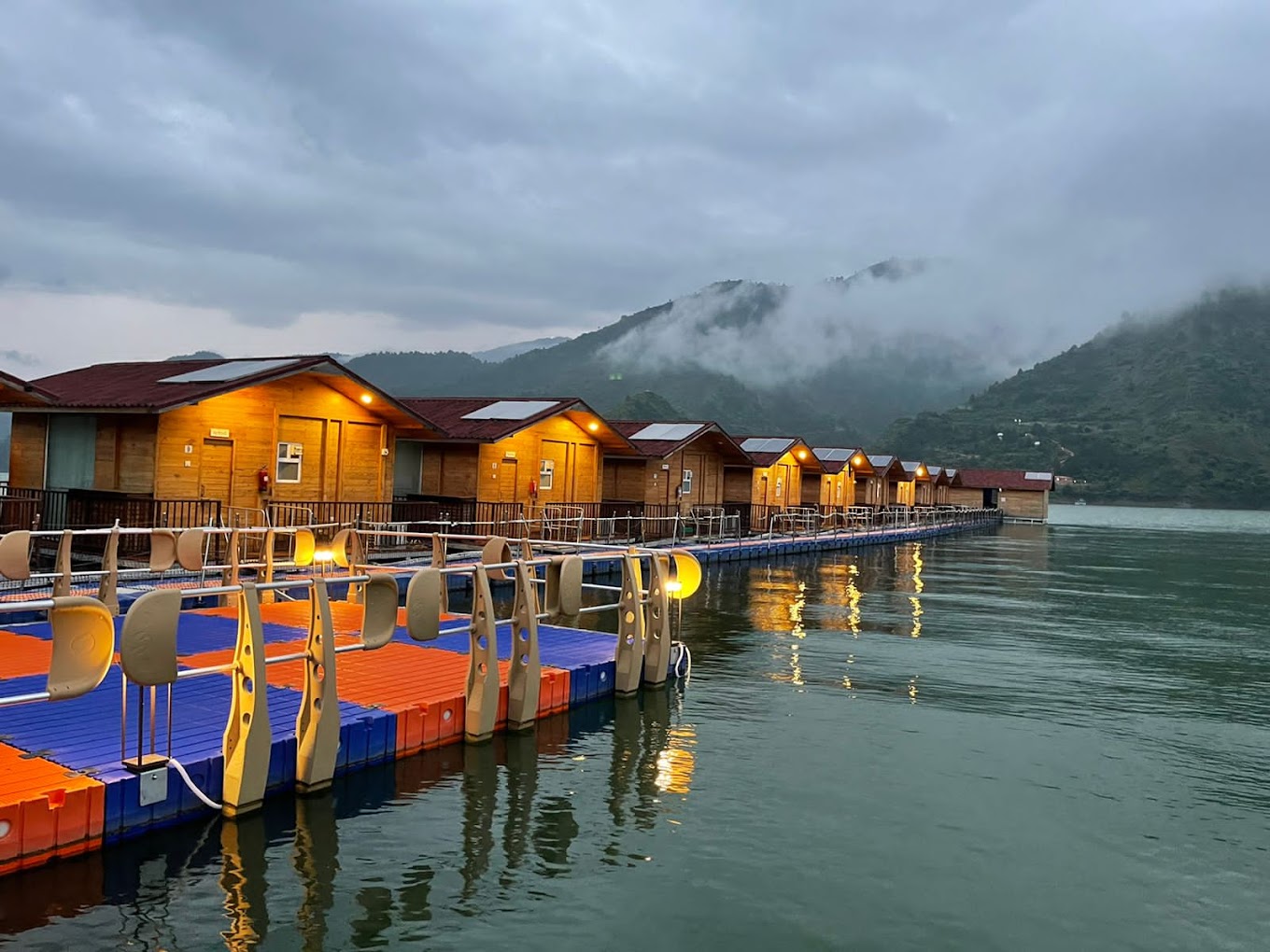 le_roi_floating_huts